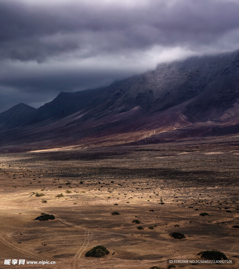 荒漠山峦间的阴沉天空