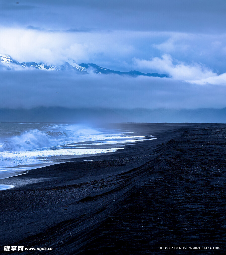 冰岛黑沙滩上的壮美海浪景观