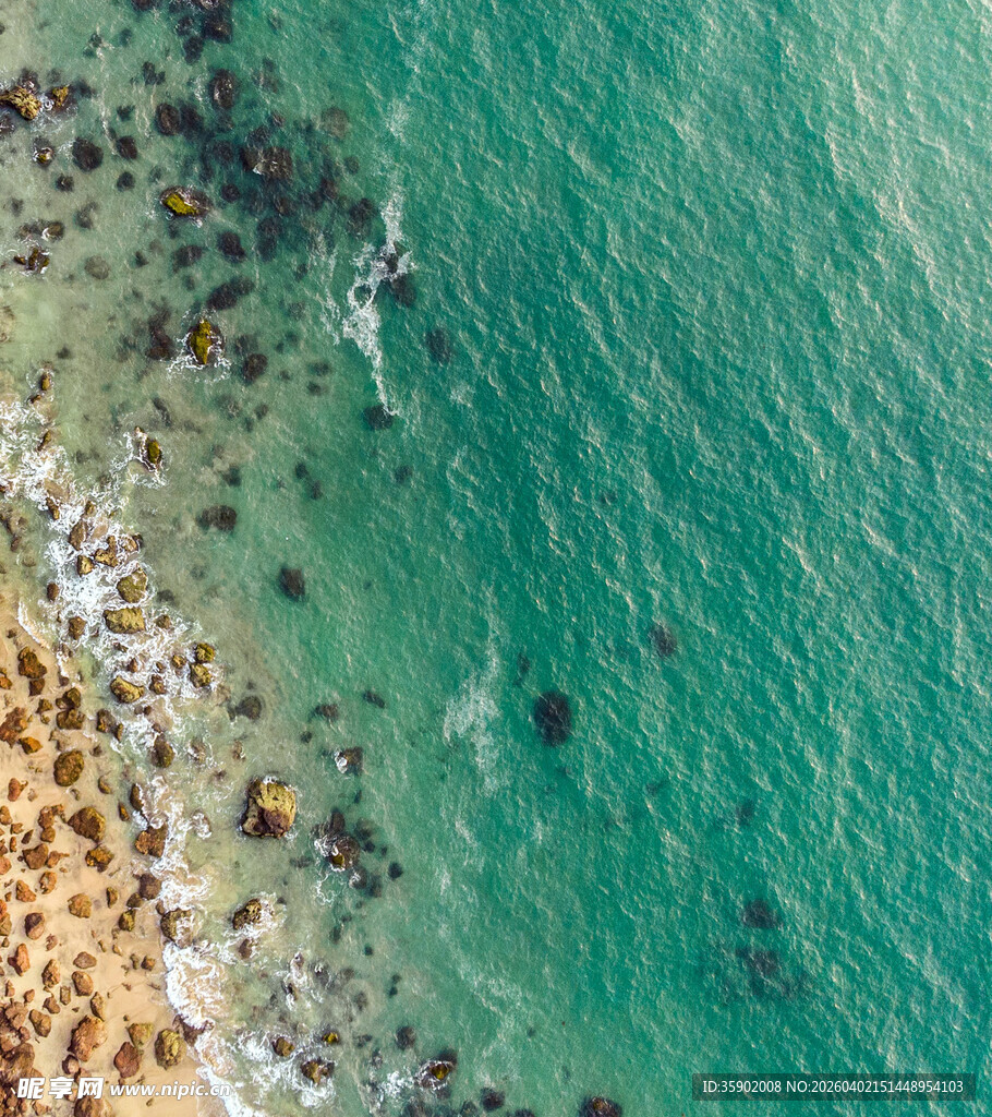 俯瞰碧海与岸边景致
