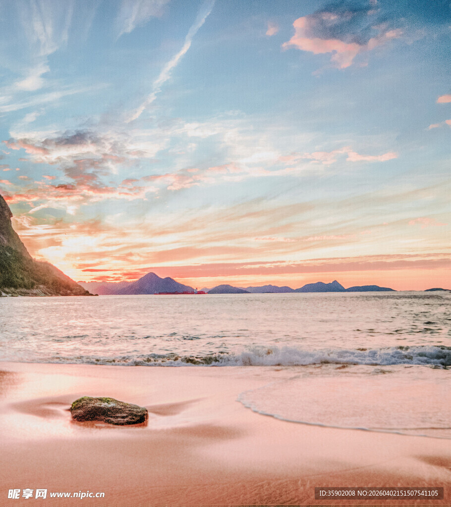 海边沙滩上的美丽日落景象