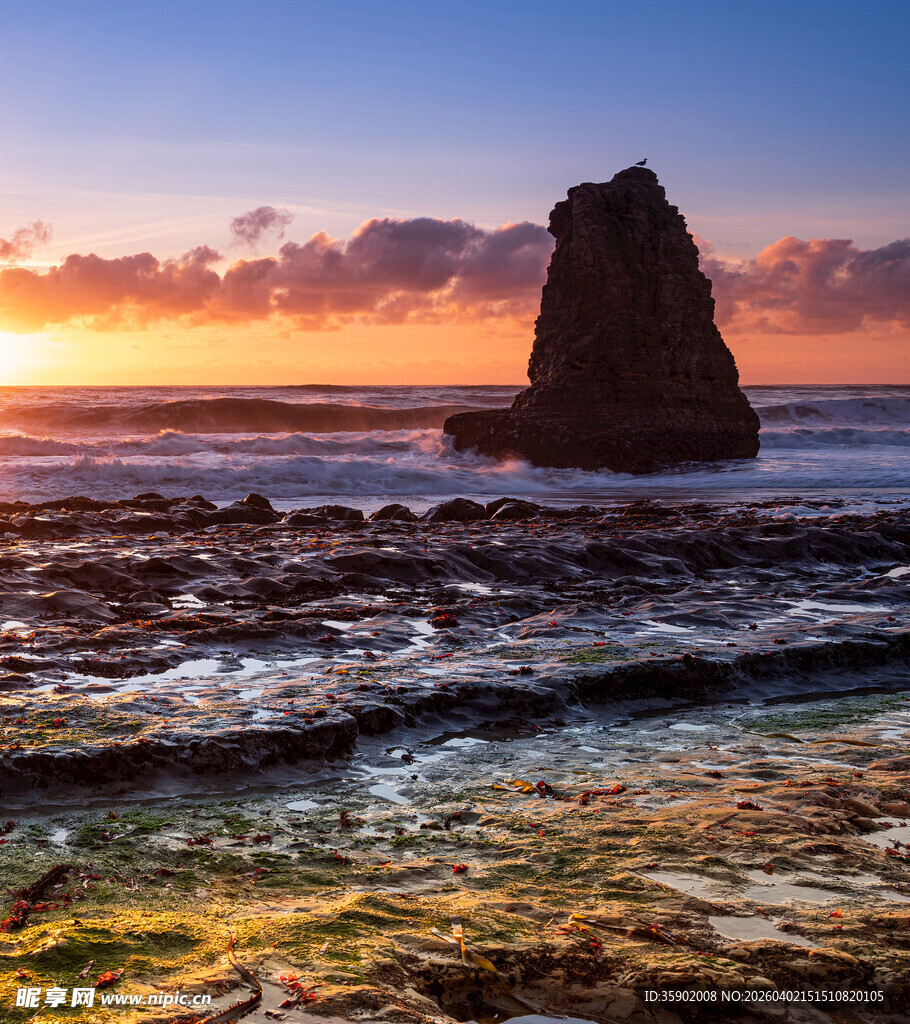 海边日落时的孤岩美景