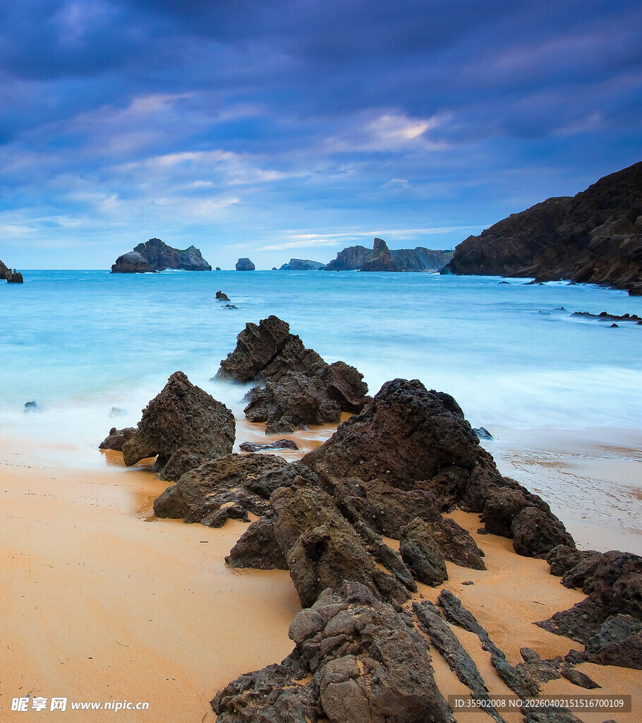 海边礁石与美丽暮色海景