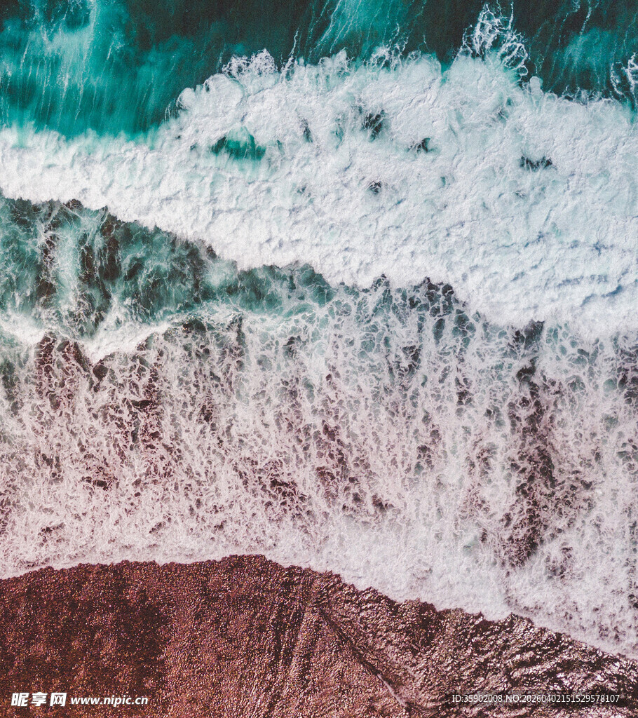 海浪拍打沙滩的美丽景象