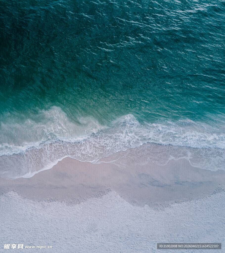 俯瞰海浪轻拍沙滩