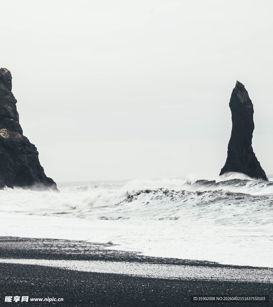 冰岛黑沙滩与海中岩石景观