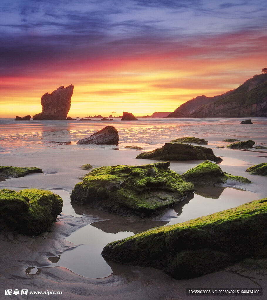 海边日落时的礁石美景