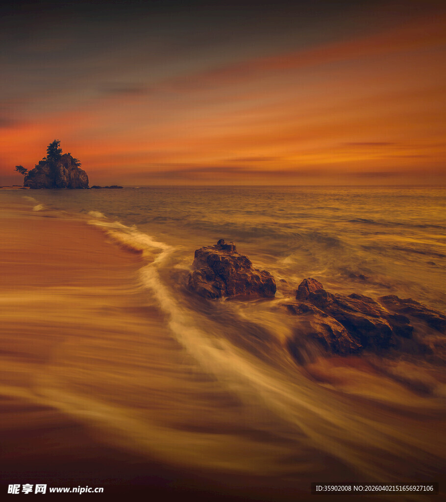 海边日落时的壮丽礁石景观