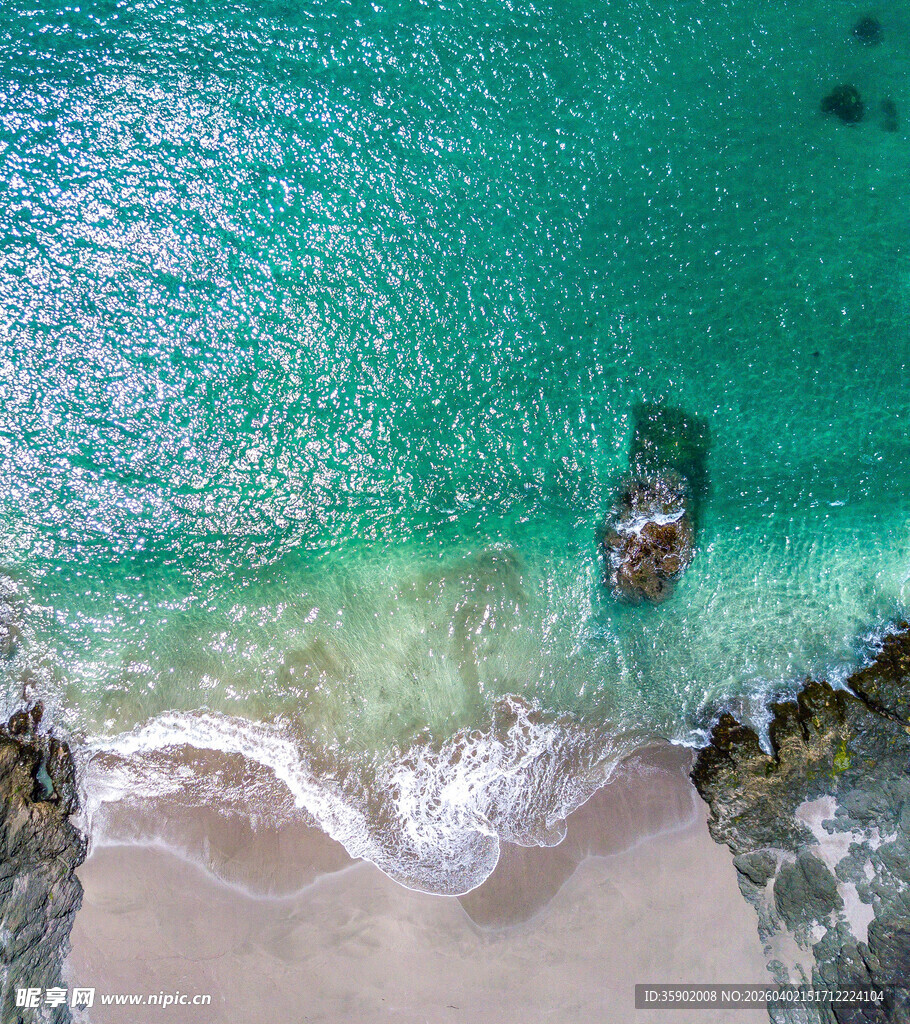 俯瞰碧海白沙与礁石