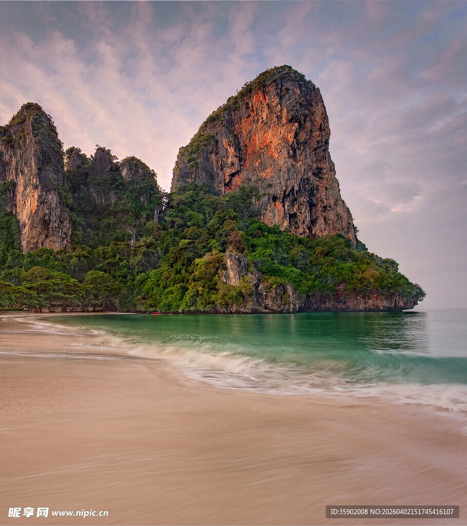 美丽海滩边的壮丽岩石景观