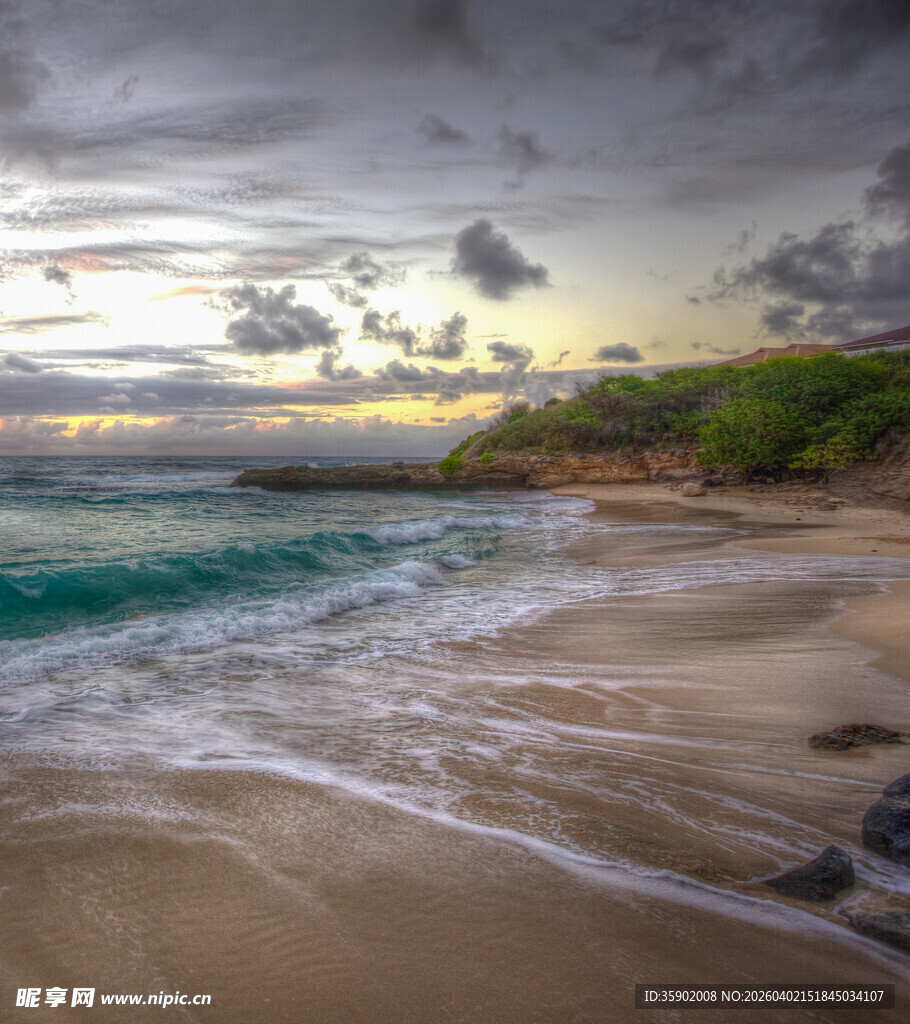 黄昏下的美丽海滨沙滩