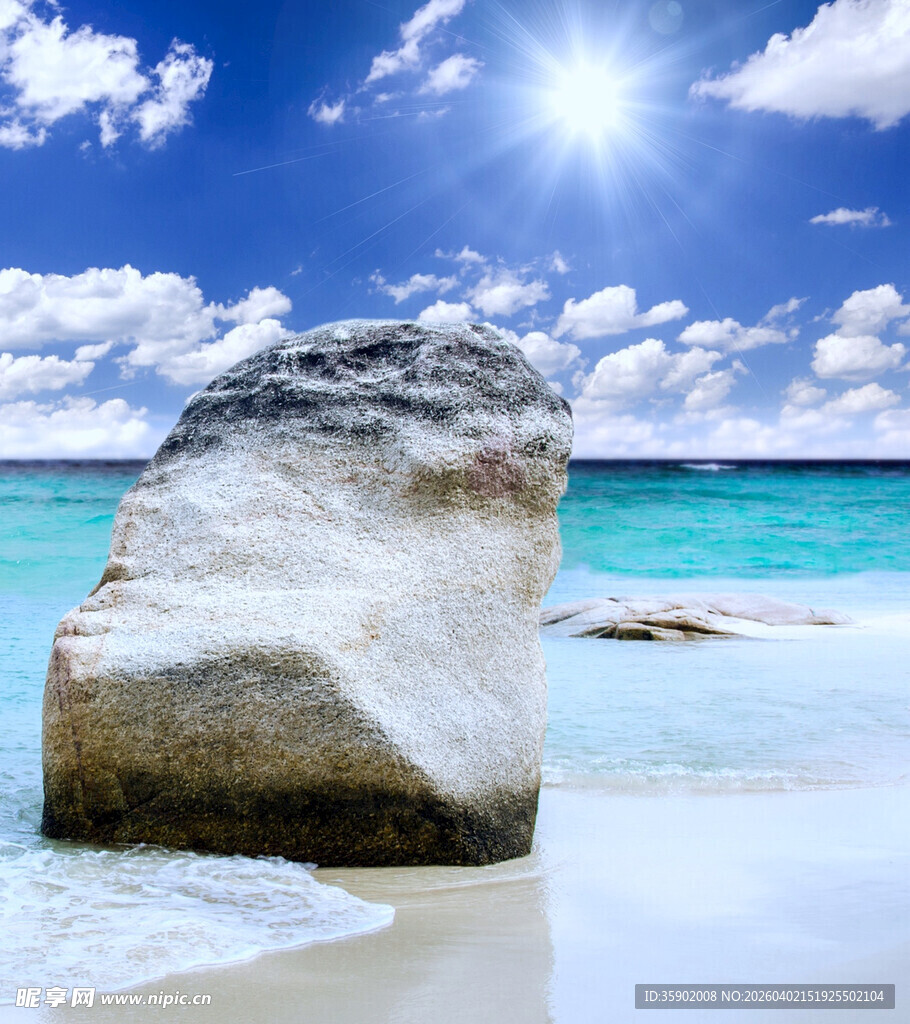 海边巨石与灿烂阳光美景