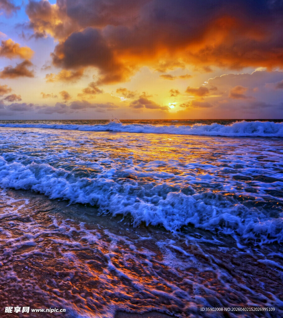 海边日落海浪翻涌美景