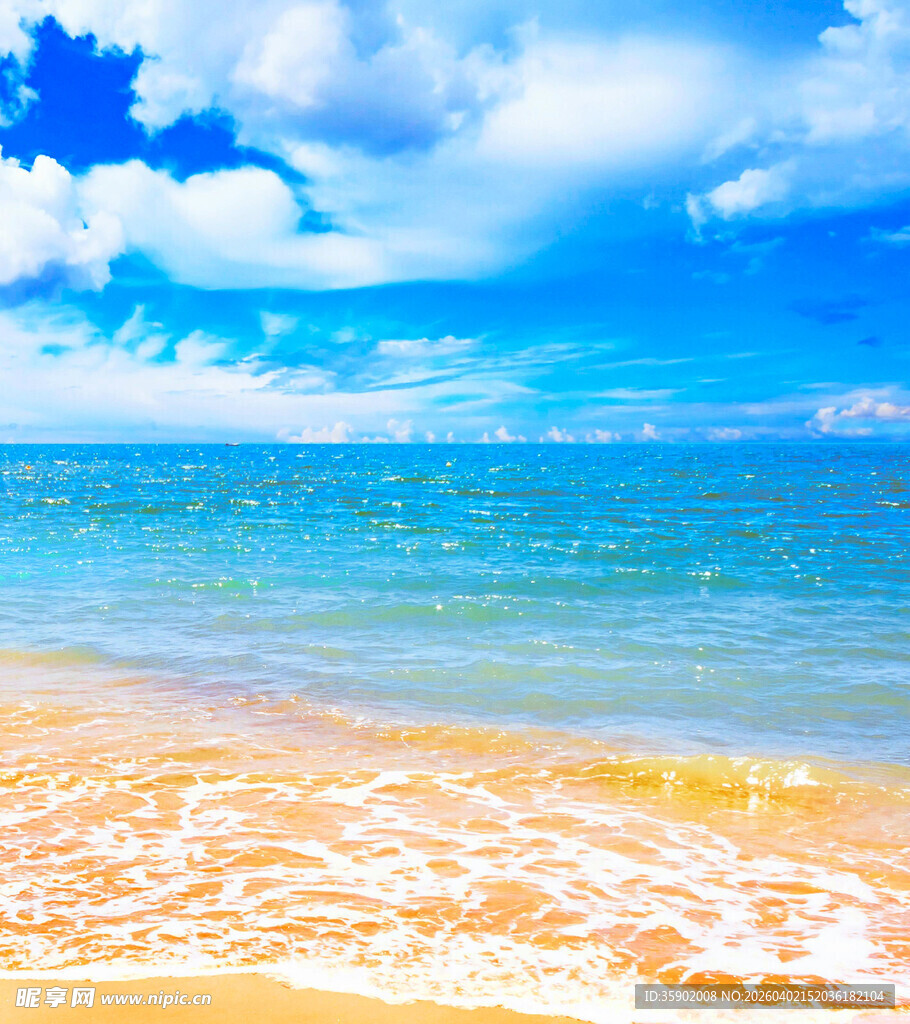 美丽海滩蔚蓝大海与蓝天