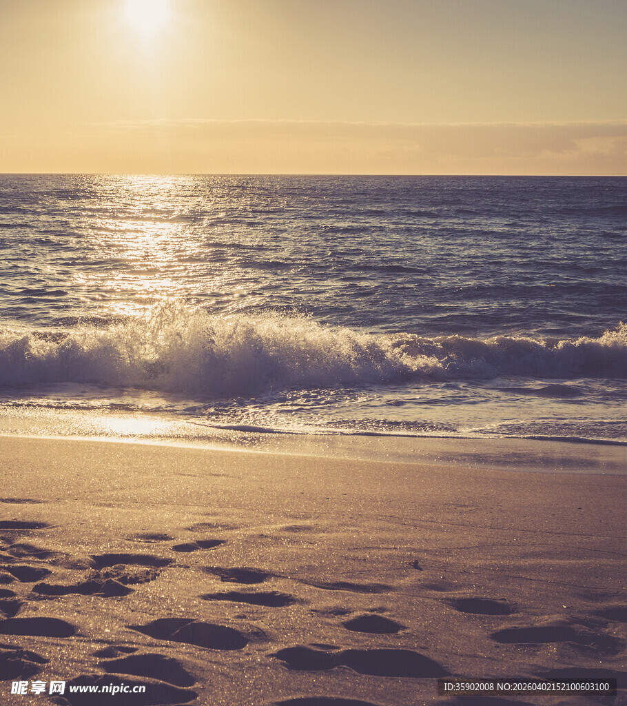 夕阳下的海滩海浪美景