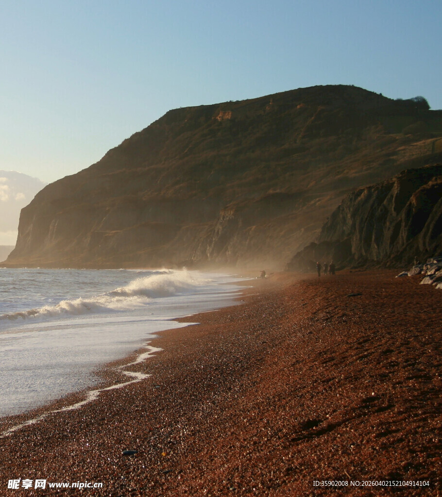 海岸风光红沙滩与青山