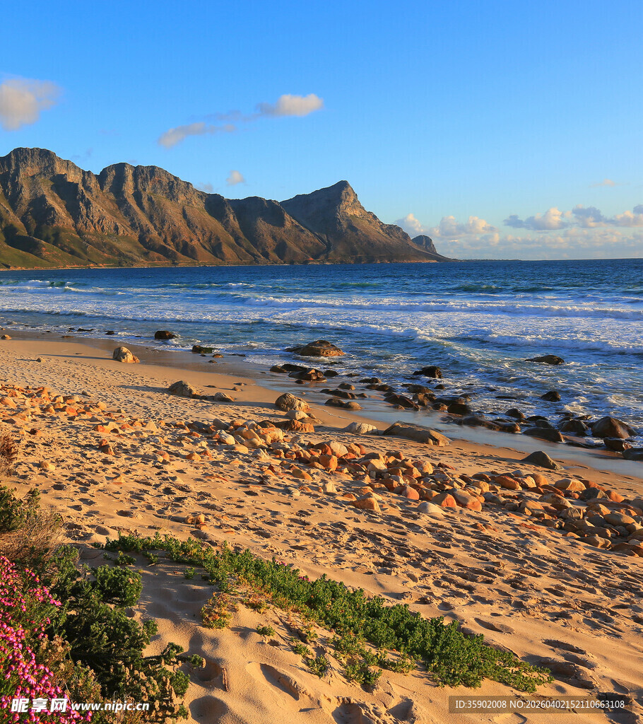 美丽海滨沙滩与远山景色