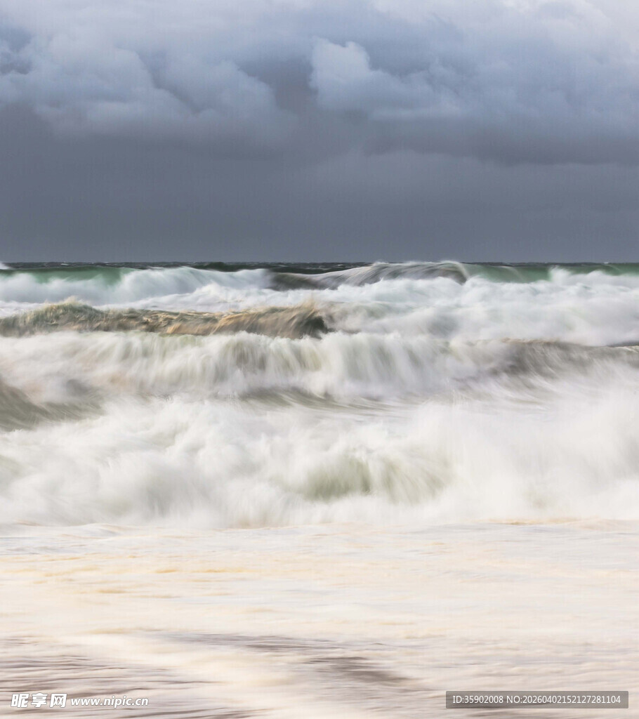 海浪翻涌的壮阔海滨景象