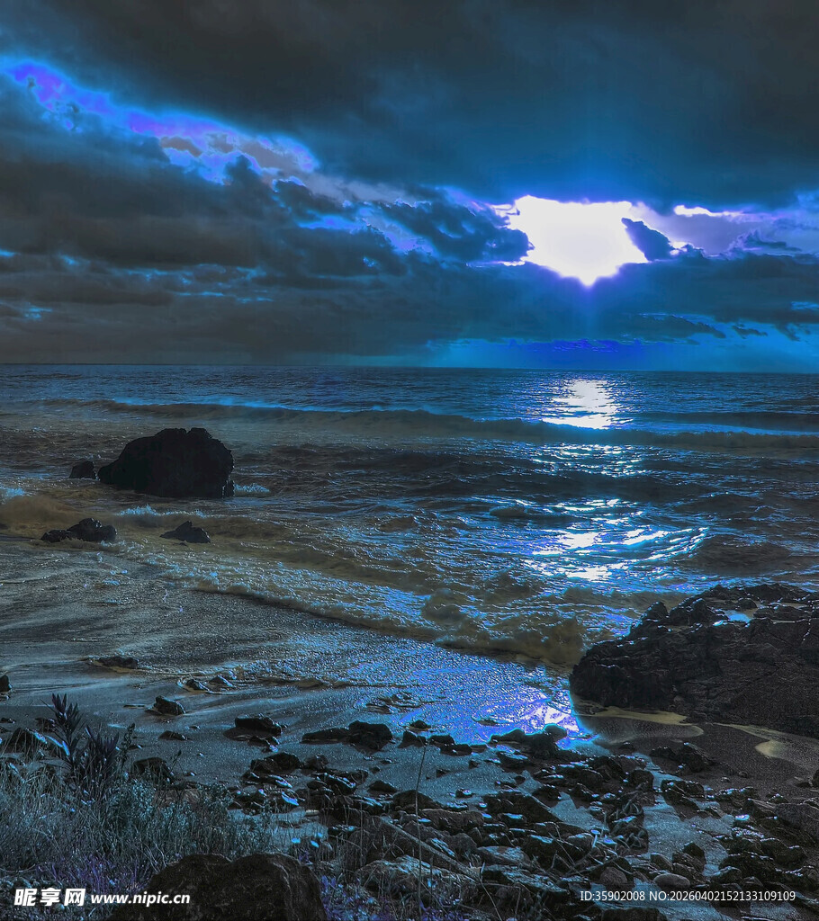 月夜下的静谧海岸风光