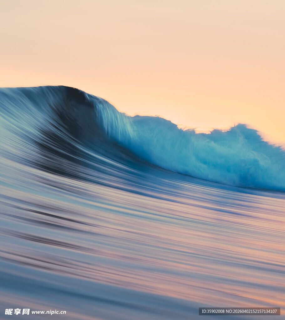 夕阳下的翻滚海浪