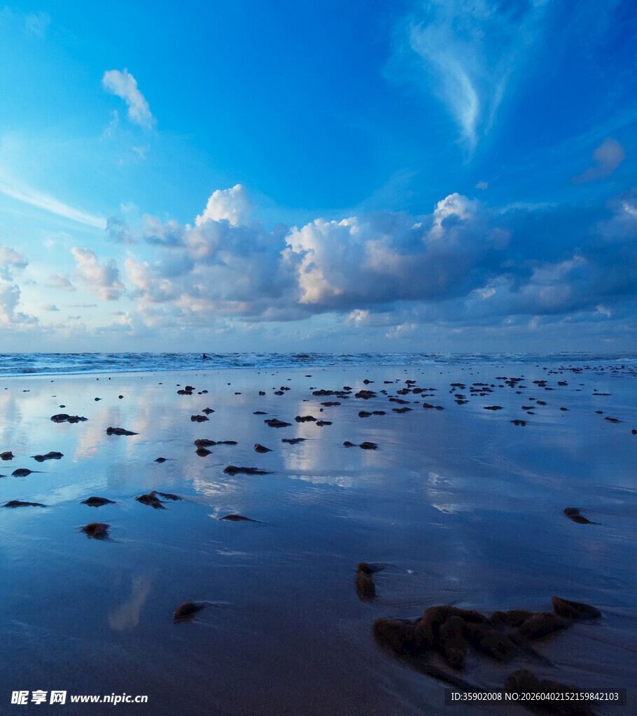 海边静谧景象天空与滩涂