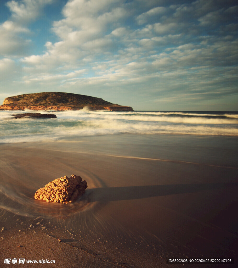 海滩孤石与远方海景