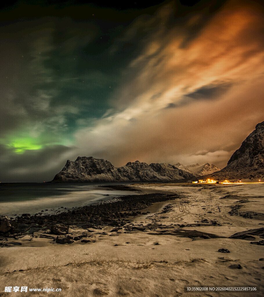 极光下的海滩壮丽景观