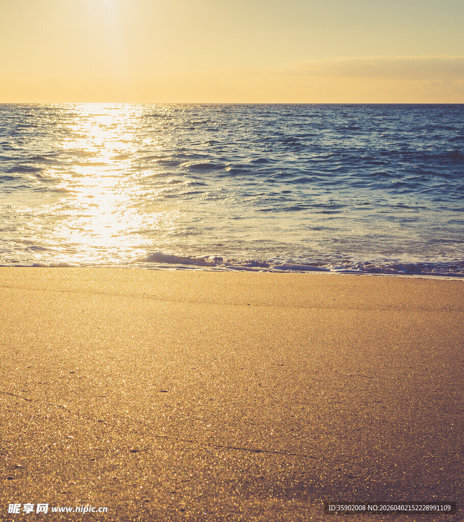 金色海滩上的美丽海景