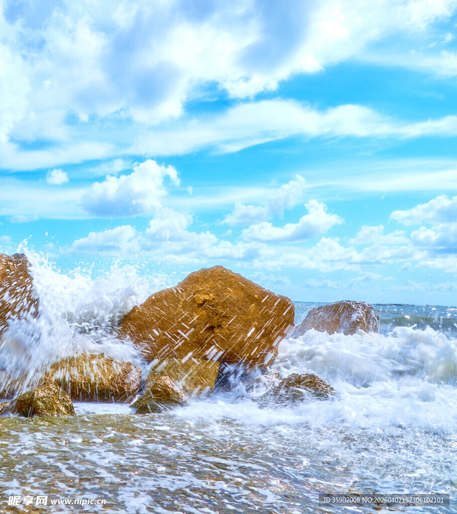 海浪拍击礁石的壮阔景象