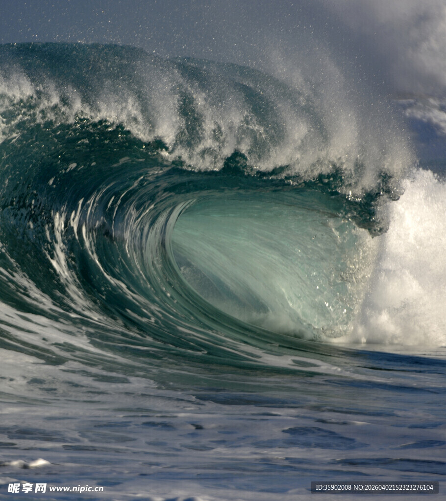 汹涌海浪展现自然磅礴力量