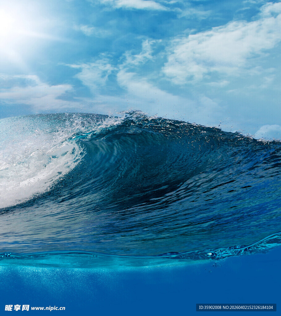蓝色海浪翻涌的壮阔瞬间