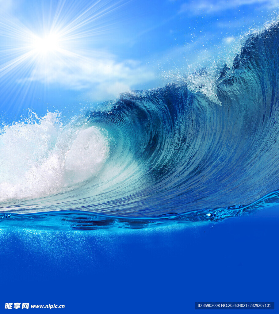 汹涌海浪与灿烂阳光景象