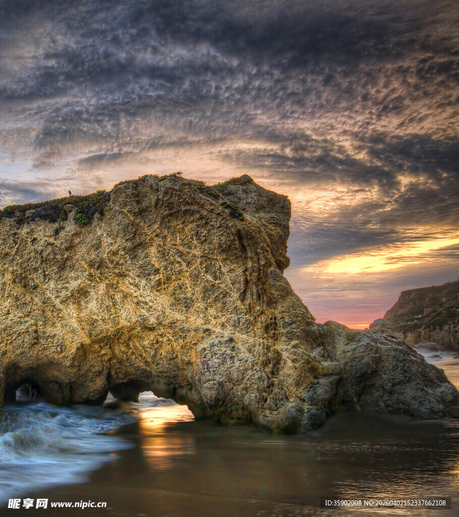 海边岩石处的壮丽黄昏景色