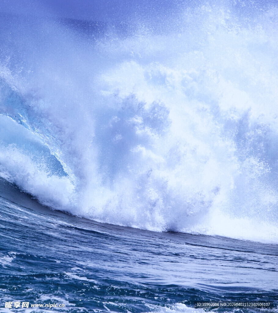 汹涌澎湃的蓝色海浪