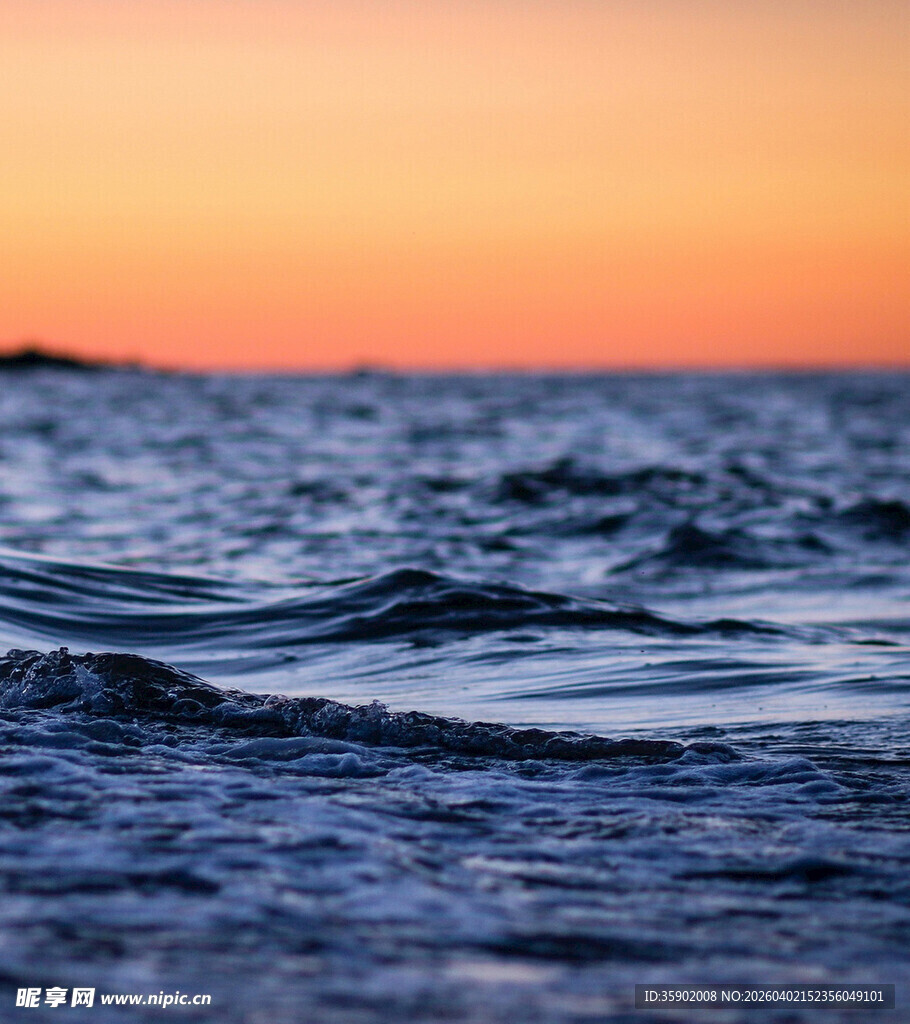 海边日落时分的翻涌海浪