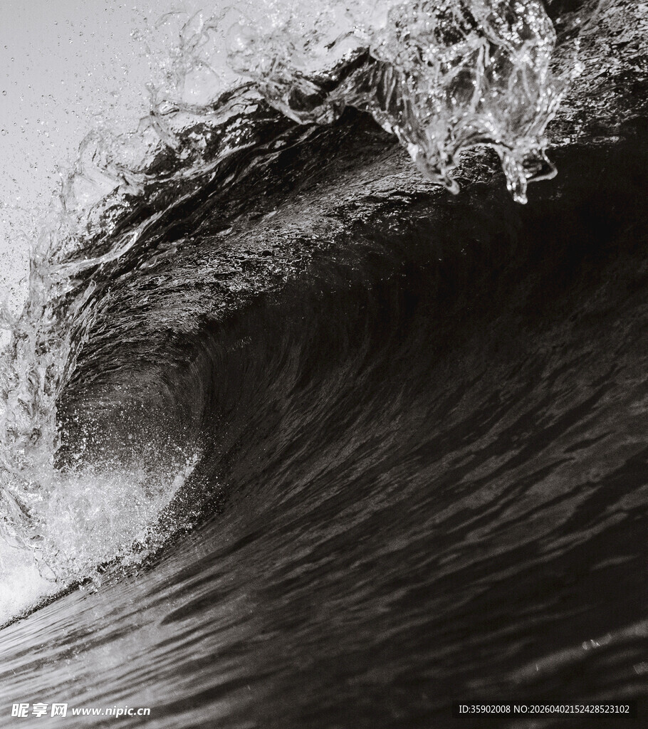 汹涌海浪展现磅礴力量