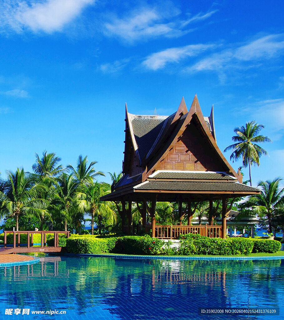 热带风情泳池边的特色凉亭