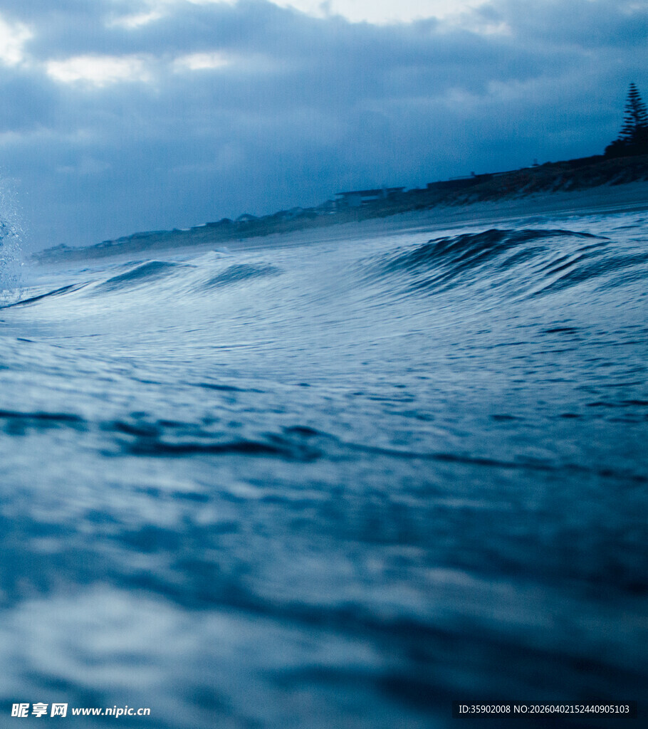 海浪翻涌的壮阔海滨景象