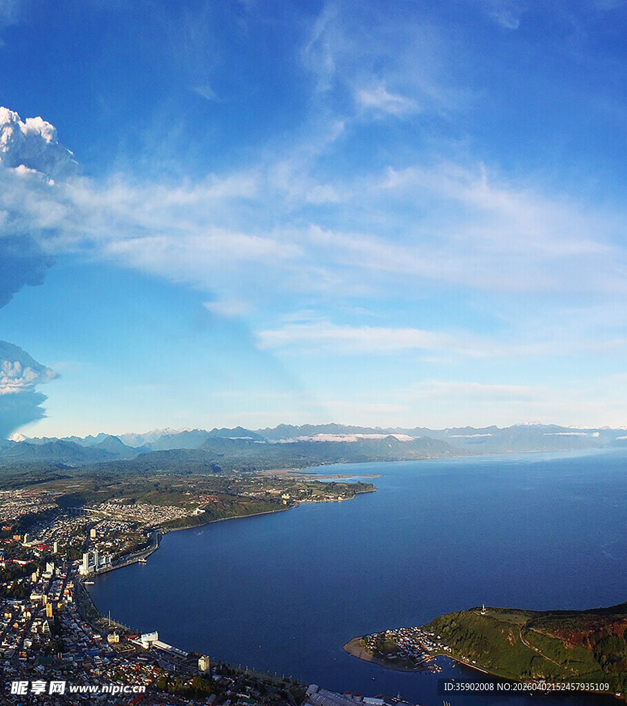 俯瞰美丽的海滨城市景观