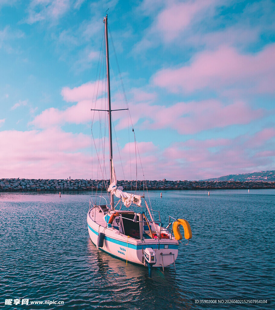 海上帆船驶向梦幻天际