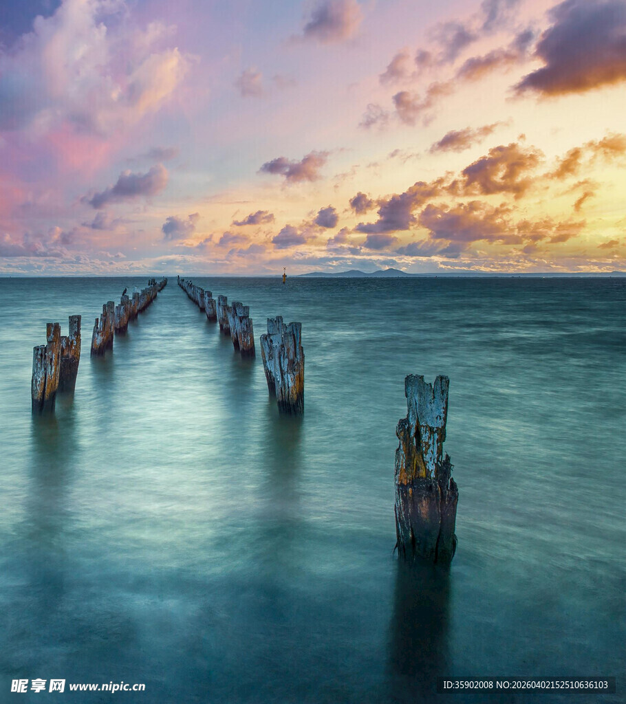 海边落日下的古老栈桥