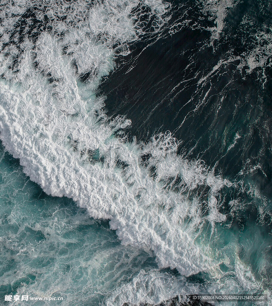 海浪翻涌的壮阔海洋景象