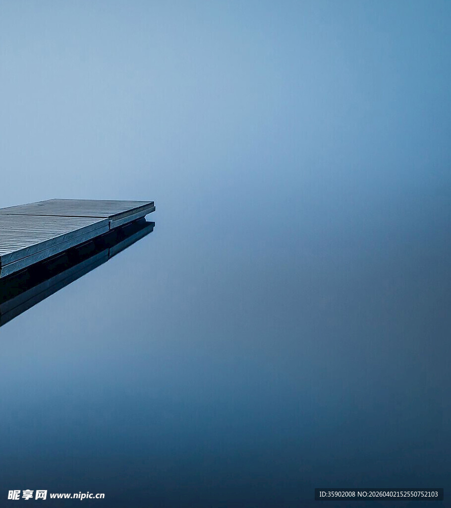静谧水面上的平板边缘