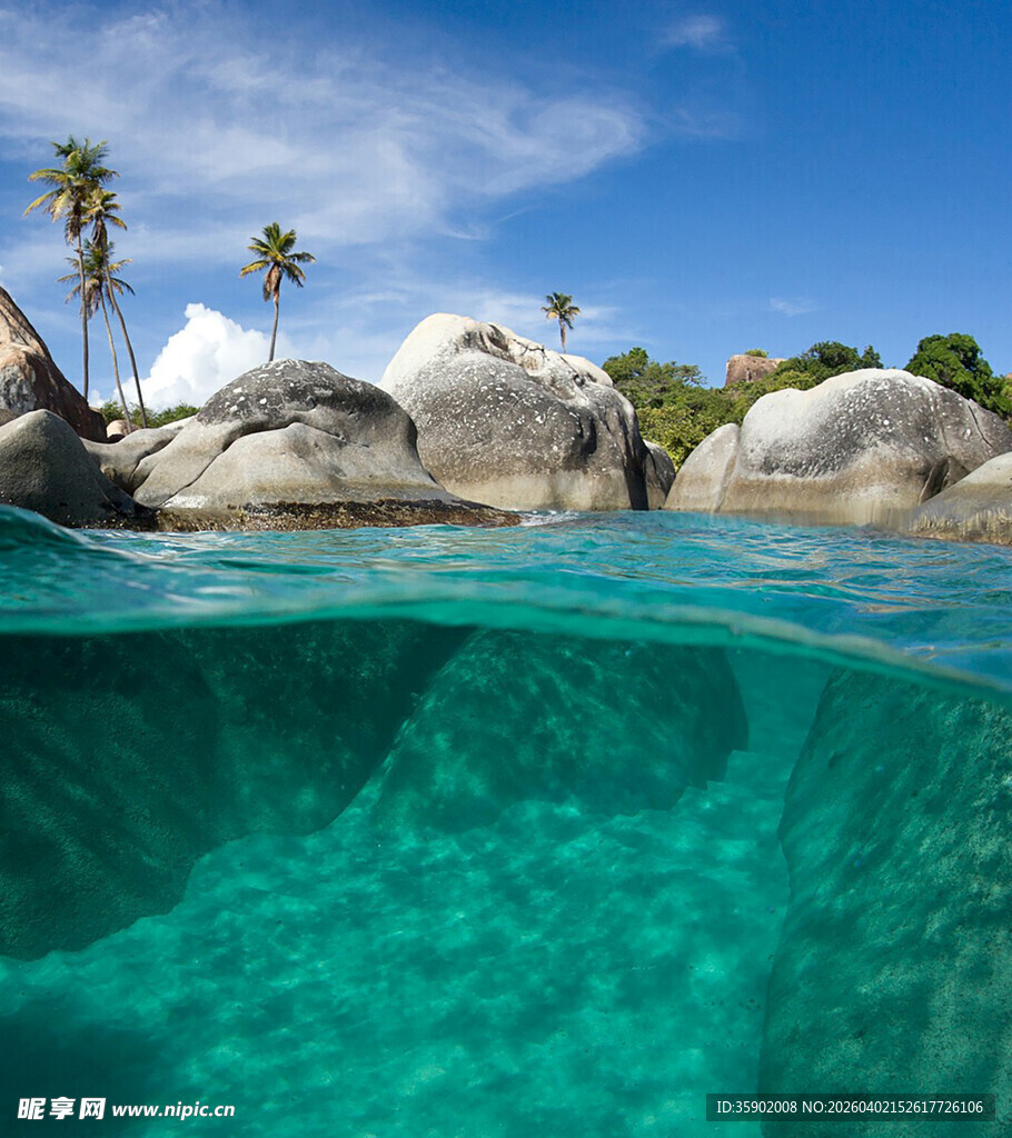 碧海蓝天中的水下岩石景观