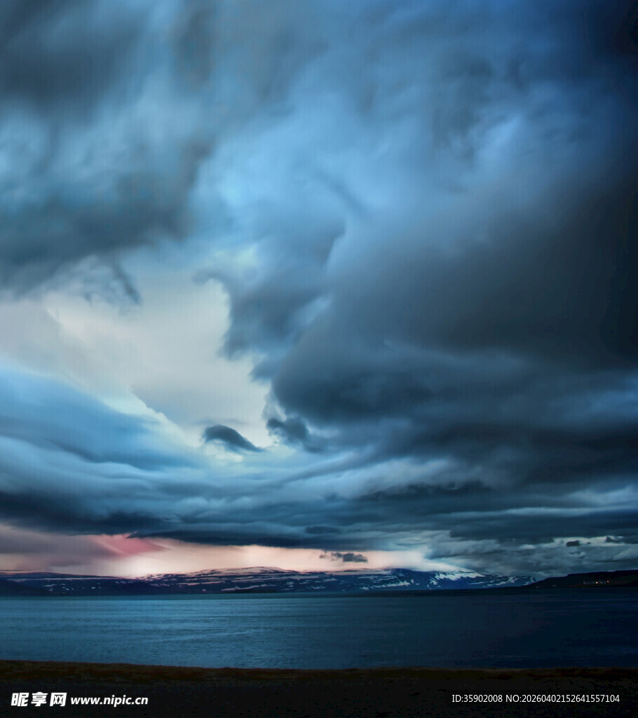 乌云笼罩下的壮丽天际