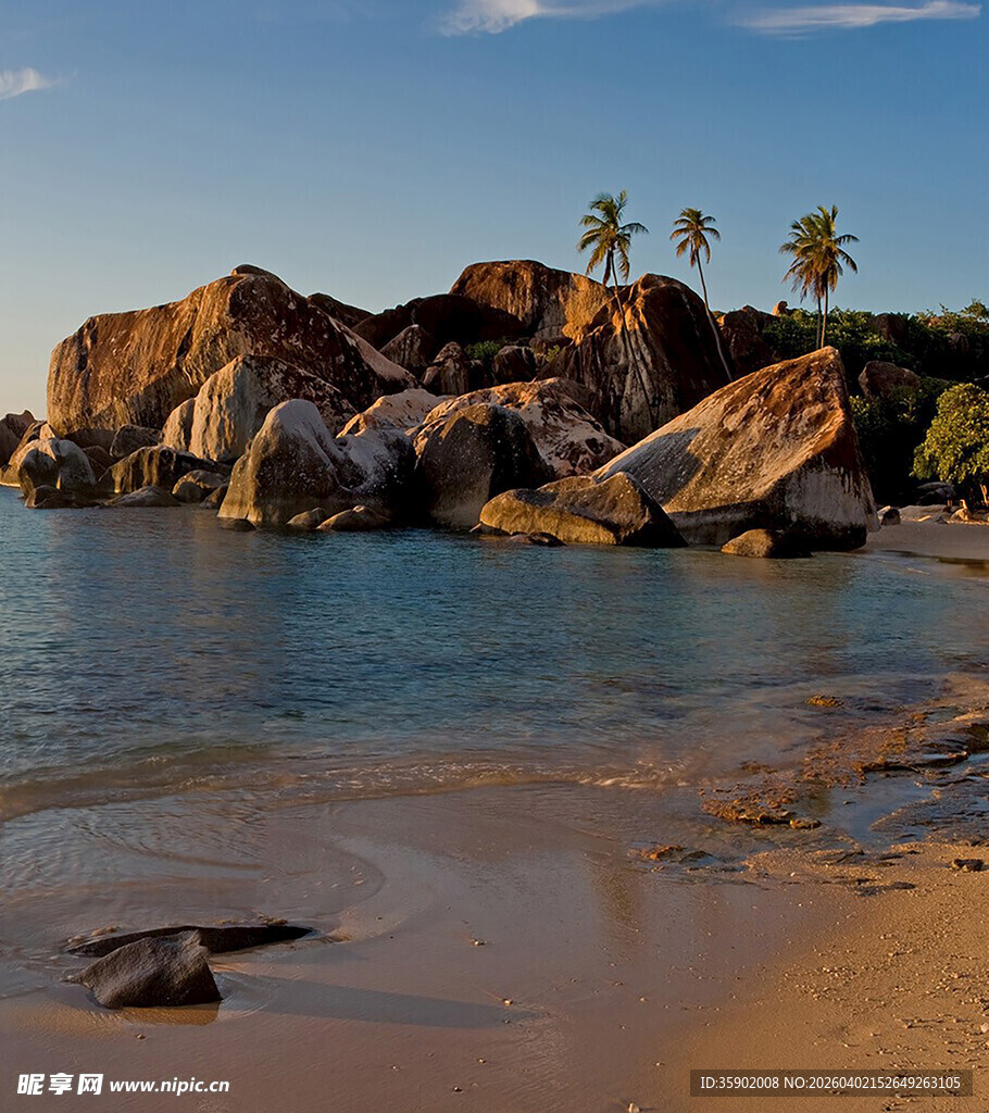 海边嶙峋岩石与沙滩美景