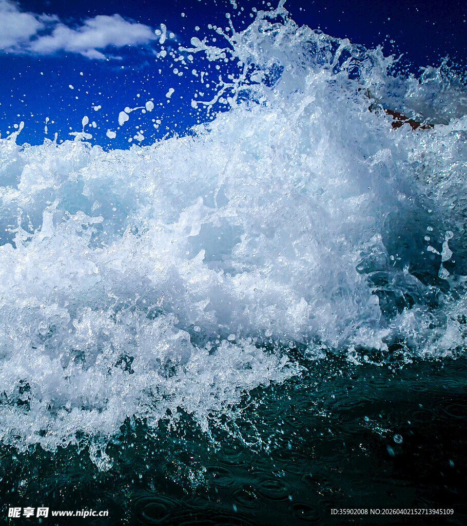 汹涌海浪拍打瞬间