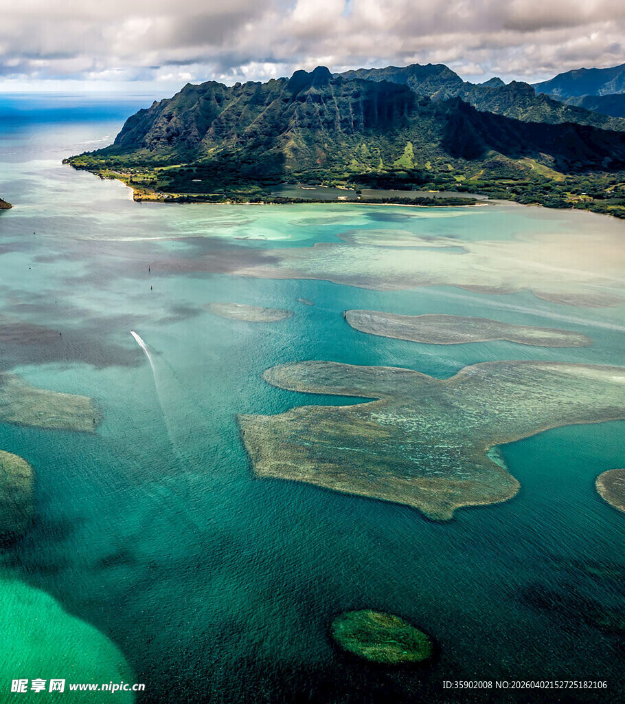碧海蓝天中的美丽海岛