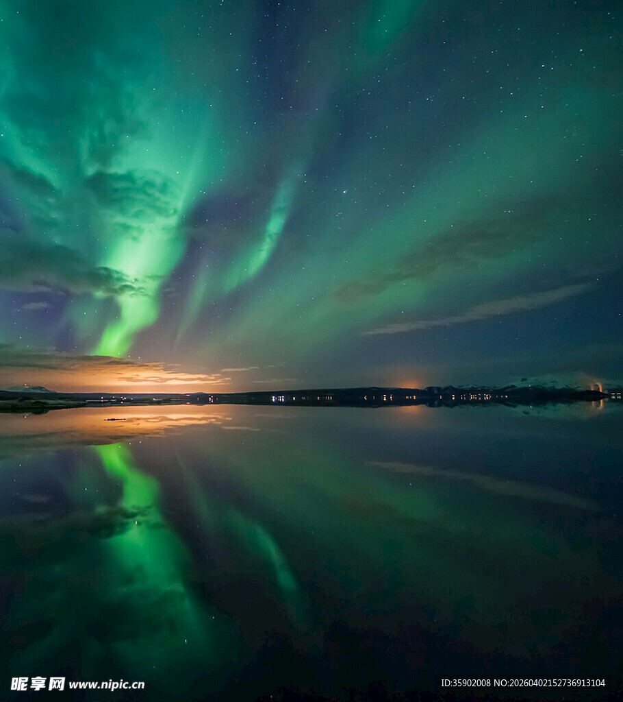 极光映照下的静谧湖面