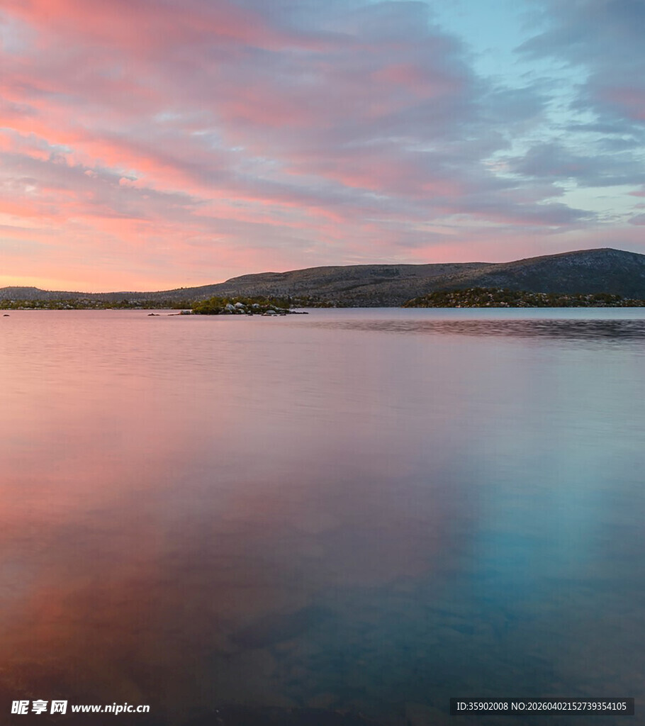 湖畔绚丽晚霞倒影美景