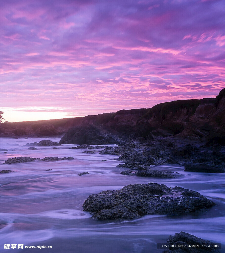 海边梦幻紫霞下的宁静景致